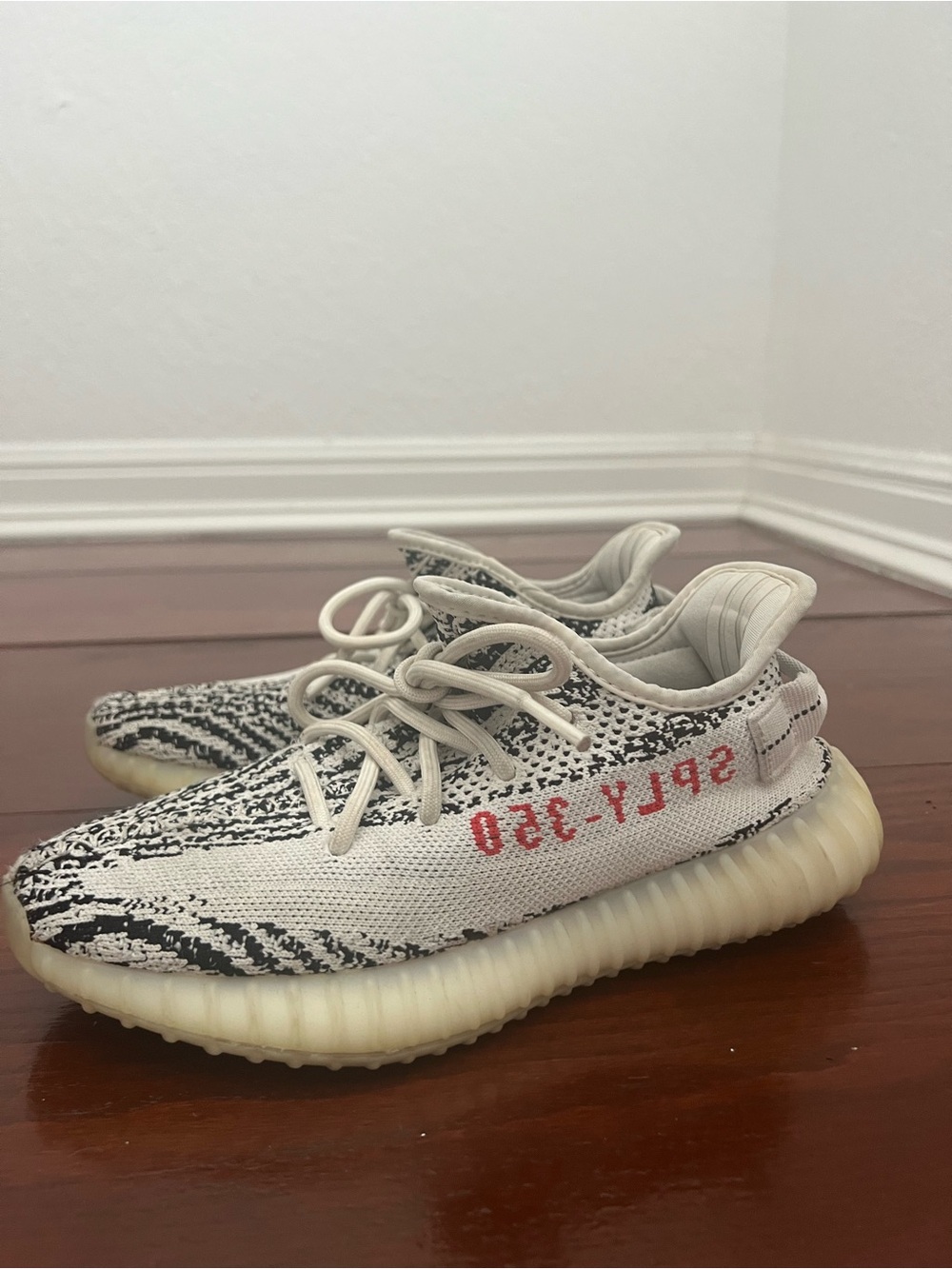 Yeezy Zebra Adidas Boost Unisex Sneaker 350 V2 | size 5.5